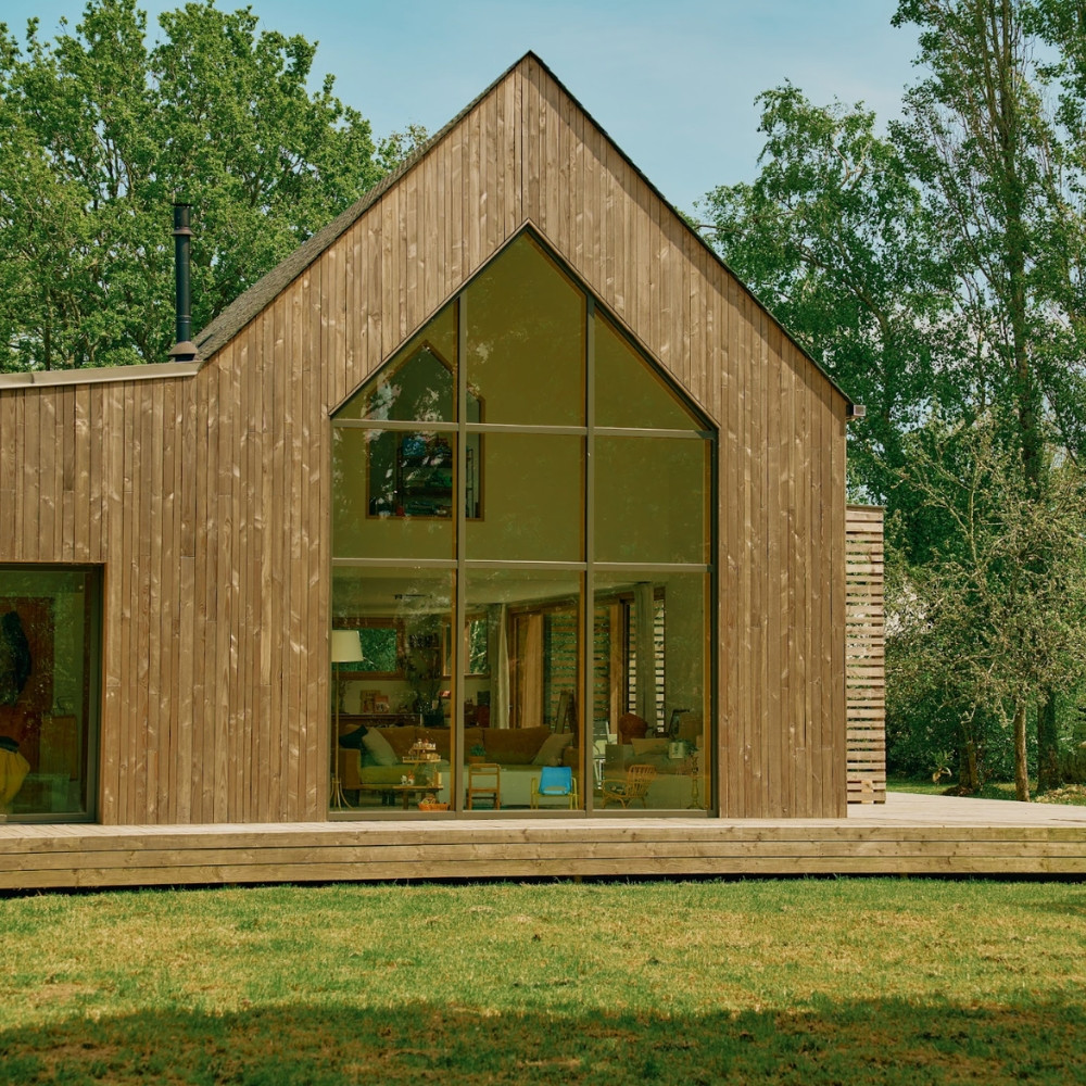 Maison ossature bois avec grandes baies vitrées et bardage douglas pré-grisé – Woodewood Finistère