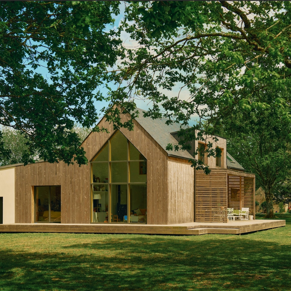 Maison ossature bois avec grandes baies vitrées et bardage douglas pré-grisé – Woodewood Finistère