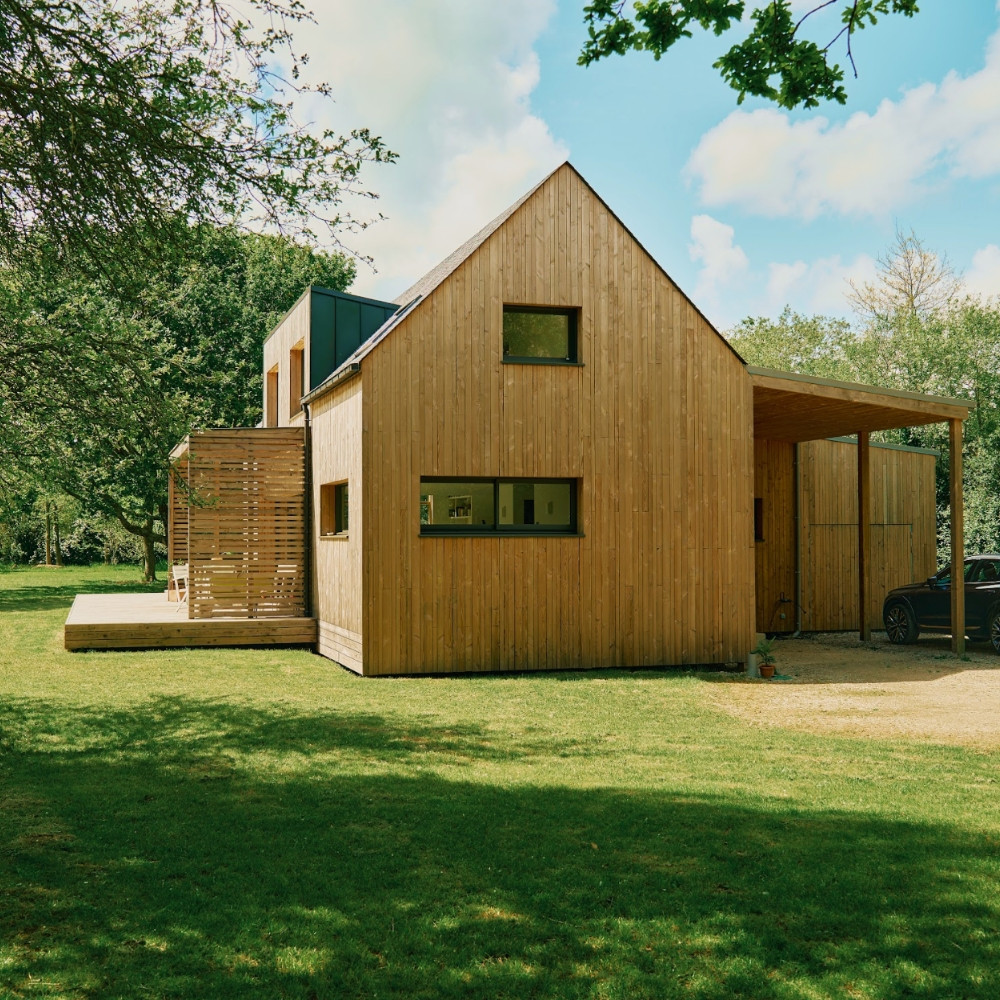 Maison ossature bois avec grandes baies vitrées et bardage douglas pré-grisé – Woodewood Finistère